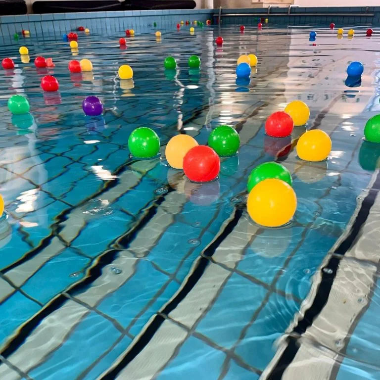 Schwimmbad mit bunten Bällen — Schwimmschule Molly Essen