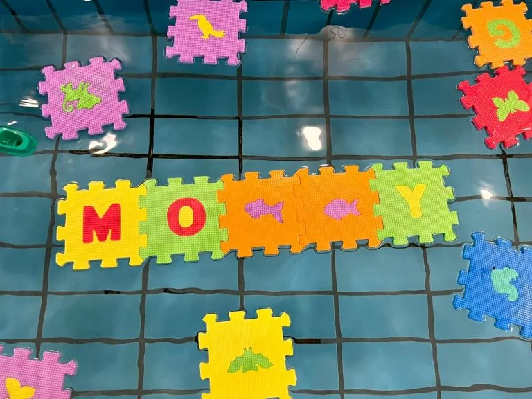 MOLLY Buchstaben im Pool